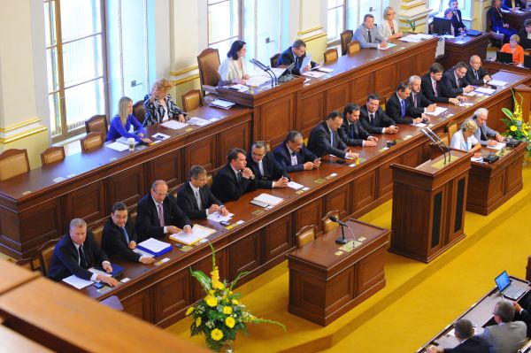 S politickou situací je spokojeno 10 % lidí. S politickou situací je spokojeno 10 % lidí.