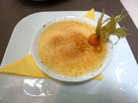 Creme brulée s malinovou omáčkou.