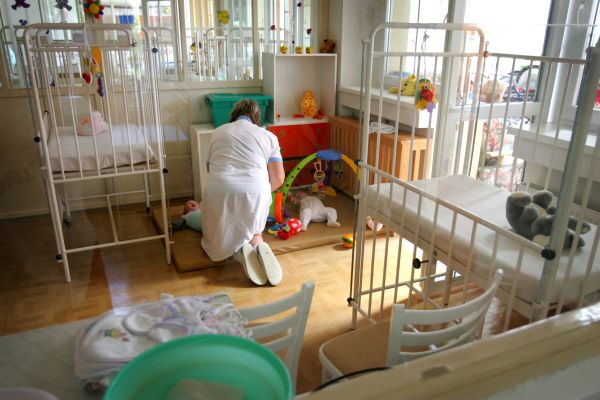 Kojenecké ústavy do pár let zmizí, jejich funkci nahradí pěstouni. Kojenecké ústavy do pár let zmizí, jejich funkci nahradí pěstouni.
