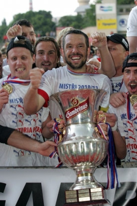 Fotbalisté Plzně s mistrovským pohárem. 