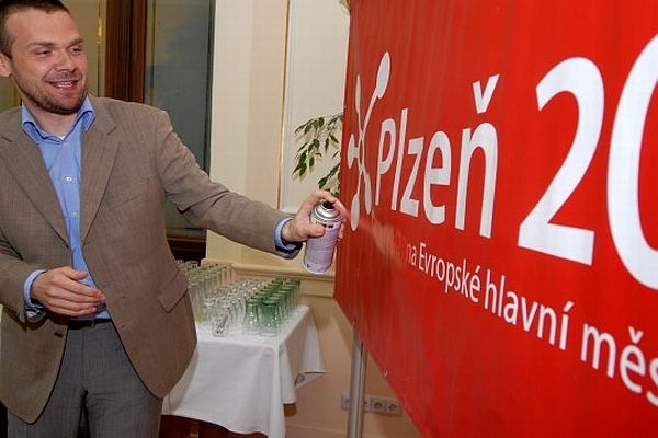 Primátor Martin Baxa slavnostně přestříkává slova "kandidát na".
