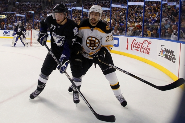 Victor Hedman z Tampy (vlevo) v souboji s Chrisem Kellym z Bostonu ve 4. zápase finále Východní konference NHL.
