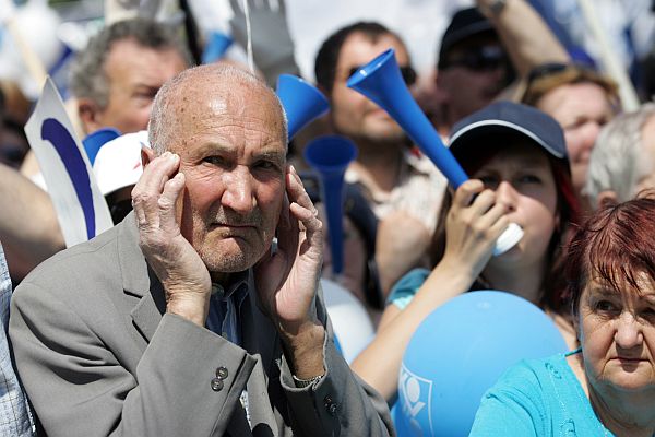 Při demonstraci se pomocí houkaček dařilo odborářům dělat velmi silný hluk. Při demonstraci se pomocí houkaček dařilo odborářům dělat velmi silný hluk.