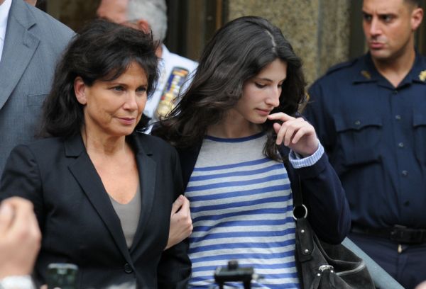 Anne Sincairová (vlevo) s dcerou Camille opouští soudní dvůr po skončení přelíčení s Dominiquem Straussem-Kahnem. Anne Sincairová (vlevo) s dcerou Camille opouští soudní dvůr po skončení přelíčení s Dominiquem Straussem-Kahnem.