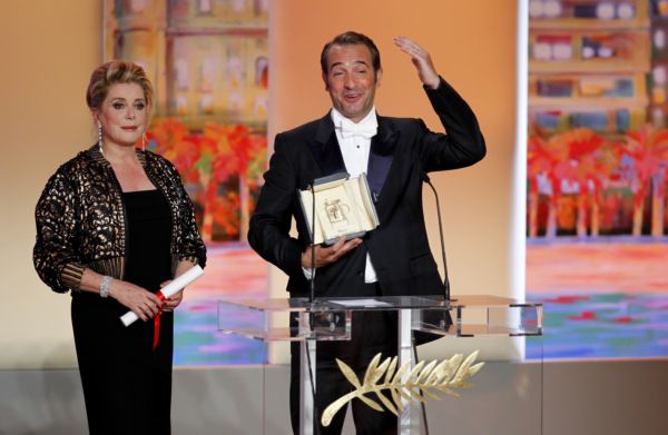 Jean Dujardin přebírá cenu pro nejlepšího herce. Jean Dujardin přebírá cenu pro nejlepšího herce.
