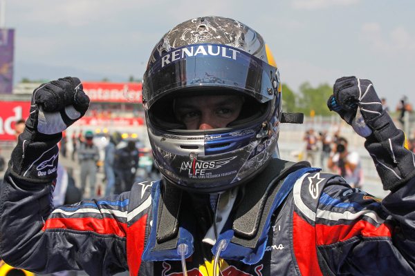 Sebastian Vettel se raduje z vítězství ve Španělsku. Sebastian Vettel se raduje z vítězství ve Španělsku.