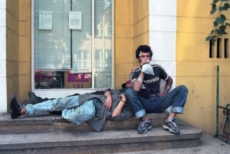 Čichači lepidla na ulici rumunské metropole.