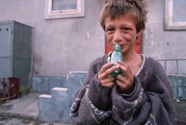 Fetující chlapec bez domova v Bukurešti.