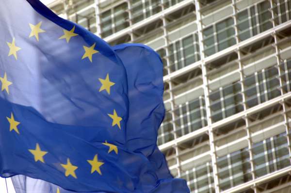 Vlajka EU před budovou Berlaymont v Bruselu.