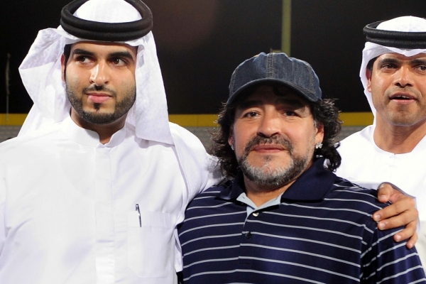 Diego Maradona s funkcionáři klubu Al Wasl.