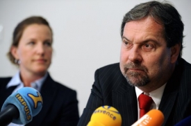 Současný předseda VV Radek John a jeho vyzyvatelka Karolína Peake.