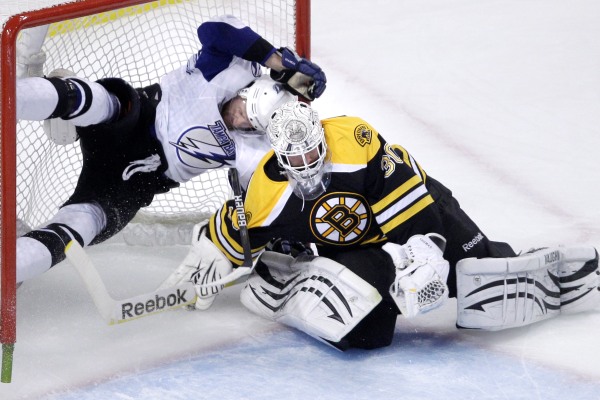 Gólman Tim Thomas vychytal Bostonu třetí výhru nad Tampou Bay.