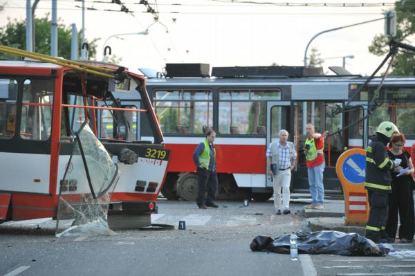 Tragická srážka tramvaje s trolejbusem.