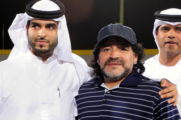 Diego Maradona s funkcionáři klubu Al Wasl, kde působí jako trenér. Diego Maradona s funkcionáři klubu Al Wasl, kde působí jako trenér.