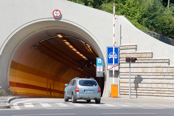 Pražský tunel Mrázovka, kde se rychlá jízda brněnského automobilu odehrála. Pražský tunel Mrázovka, kde se rychlá jízda brněnského automobilu odehrála.