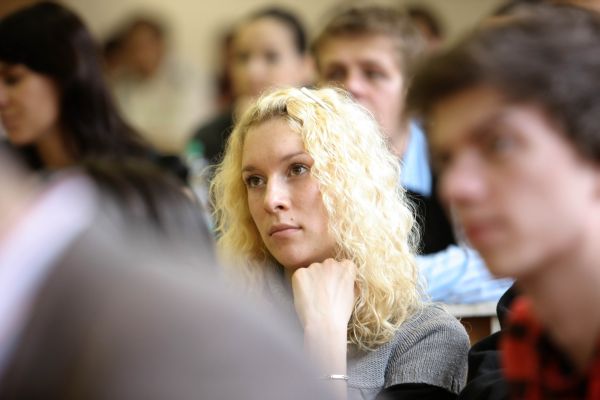 Na univerzity míří i starší studenti, věková skupina 18 - 22 let je v menšině. Na univerzity míří i starší studenti, věková skupina 18 - 22 let je v menšině.