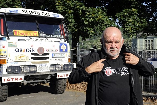 Karel Loprais má nově ministrovi radit, jak zlepšit bezpečnost na silnicích. Šestinásobný vítěz rallye Paříž-Dakar ale o konkrétních tipech zatím hovořit nechce. Karel Loprais má nově ministrovi radit, jak zlepšit bezpečnost na silnicích. Šestinásobný vítěz rallye Paříž-Dakar ale o konkrétních tipech zatím hovořit nechce.