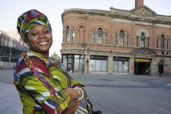 Nigerijská imigrantka v Manchesteru.
