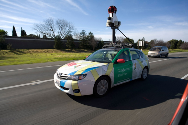 Obličeje a značky automobilů musí Google rozostřovat.