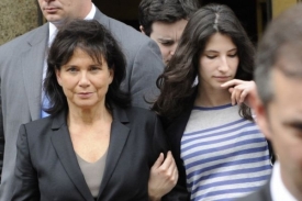 Manželka Strausse-Kahna Anne Sinclairová s dcerou.
