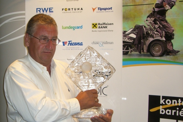 Nevidomý golfista Kurt Lirussi s trofejí pro vítěze.