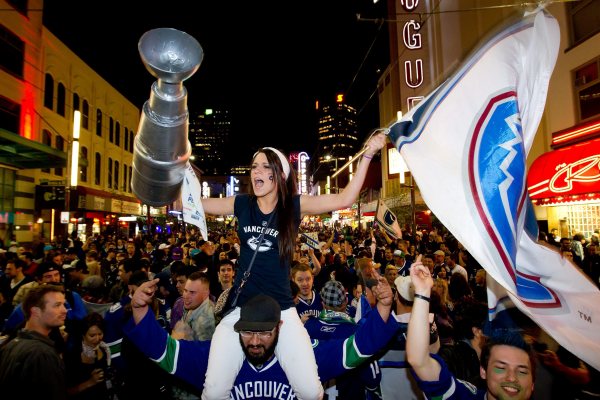 Vancouveru vládne hokej, lidé slaví postup do finále Stanley Cupu všude. Vancouveru vládne hokej, lidé slaví postup do finále Stanley Cupu všude.
