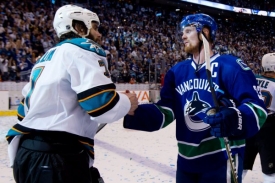 Série skončila, San Jose Stanley Cup nezíská, do finále jde Vancouver (vpravo).