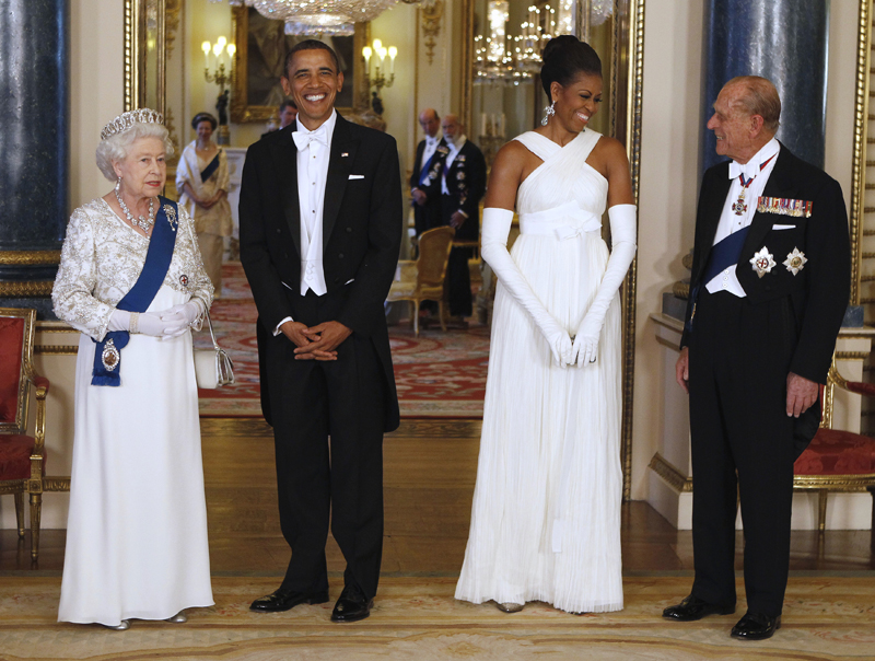 Královna Alžběta II., americký prezident Barack Obama s první dámou Michelle a princ Philip pózují fotografům před večeří v Buckinghamském paláci v úterý 24. května. Královna Alžběta II., americký prezident Barack Obama s první dámou Michelle a princ Philip pózují fotografům před večeří v Buckinghamském paláci v úterý 24. května.
