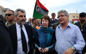Baronka Ashtonová koketuje s rebely v libyjském Benghází. 
