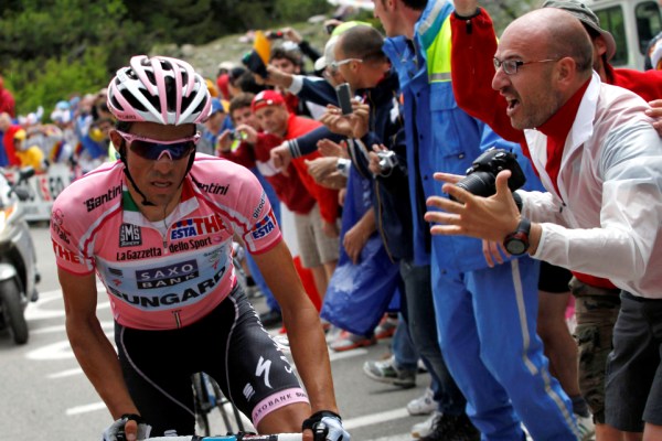 Alberto Contador v růžovém trikotu lídra Gira.