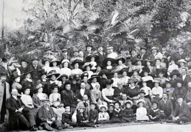 V časopise Český svět v létě roku 1911 vyšla tato unikátní fotografii českých prázdninových hostů v Opatiji. Na snímku je  zachycen i básník Jaroslav Vrchlický a mimo jiné také továrník a textilní magnát z  Nového Města nad Metují rytíř Josef Bartoň, velkoobchodník Jeřábek, vládní rada Plzák a další příslušníci české elity.