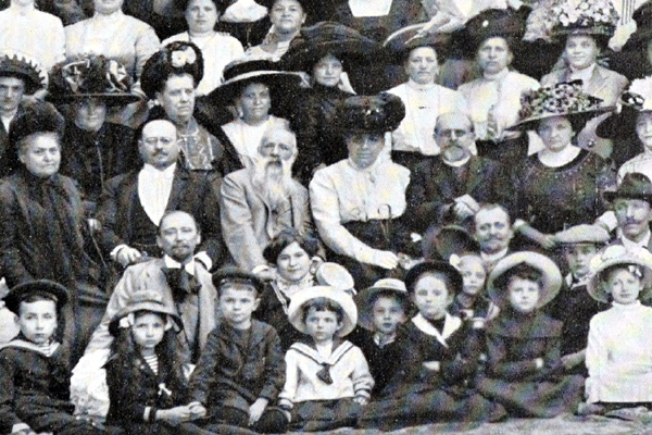 Mistr Jaroslav Vrchlický v Opatiji (uprostřed s plnovousem) v létě roku 1911. Snímek z časopisu Český svět. 