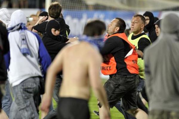 Po zápase se na hřišti strhla mela. Po zápase se na hřišti strhla mela.