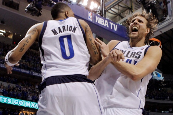 Tahouni Dallasu Dirk Novitzki a Shawn Marion. Tahouni Dallasu Dirk Novitzki a Shawn Marion.