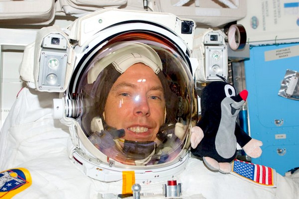 Krteček mává z ramenou amerického astronauta Andrewa Feustela. Krteček mává z ramenou amerického astronauta Andrewa Feustela.