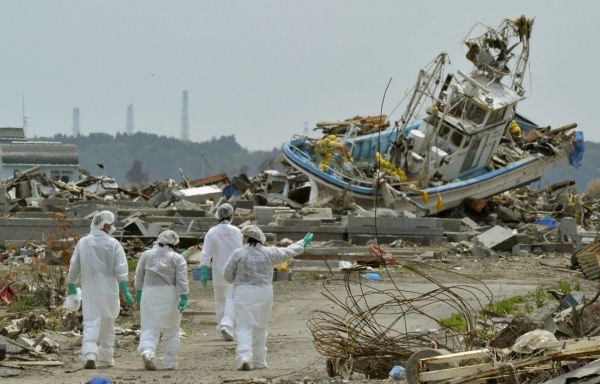 Od devastující tsunami se trosek nikdo nedotkl. Od devastující tsunami se trosek nikdo nedotkl.