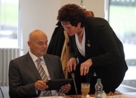 Poslouchejte dobře, pane řediteli! Helena Fibingerová a ředitel ČT Jiří Janeček.