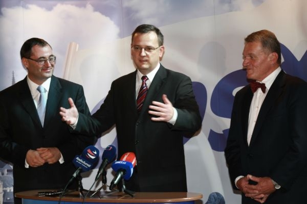 Premiér se pokusí usmířit rozhádané vedení své strany v Praze.