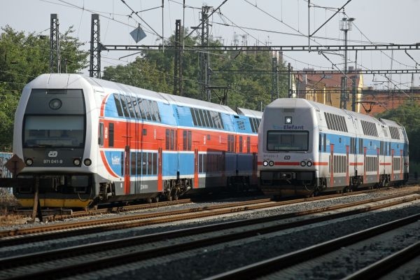 Doprava na železnici i silnicích se může v červnu zastavit (ilustrační foto).