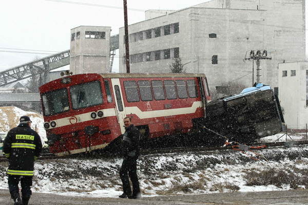 Tragická srážka autobusu s vlakem se stala ve středoslovenské obci Polomka v roce 2009.