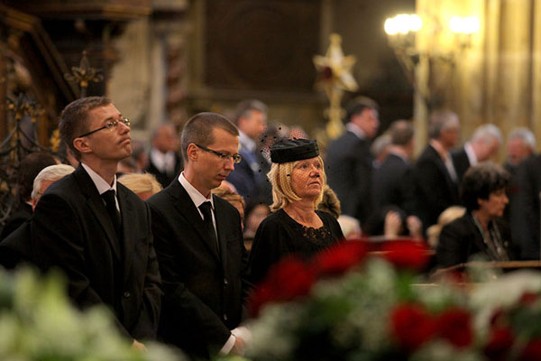 Janota po sobě zanechal manželku a dva syny.