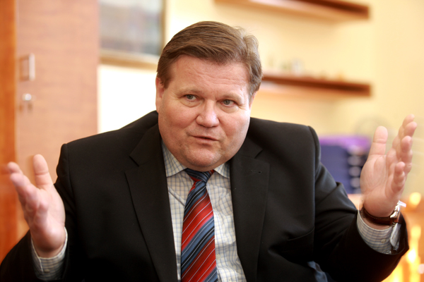 Do stínové vlády se vrátil Zdeněk Škromach, jenž podal "stínovou demisi" po březnovém stranickém sjezdu.