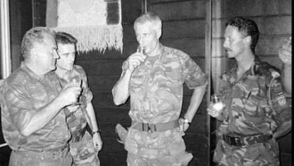 Mladič popíjí s nizozemskými vojáky před masakrem u Srebrenice.