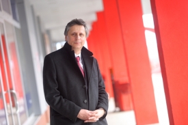 Expremiér Jan Fischer nemohl do Prahy na rozloučení přijet.