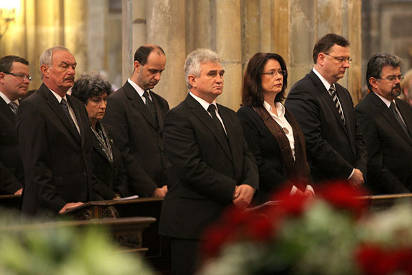 S Janotou se přišla rozloučit řada politiků včetně premiéra Nečase.