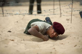 Noví rekruti nepočetné armády libyjských rebelů.