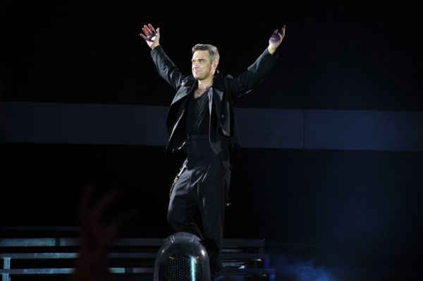 Robbie Williams během koncertu Take That. Robbie Williams během koncertu Take That.