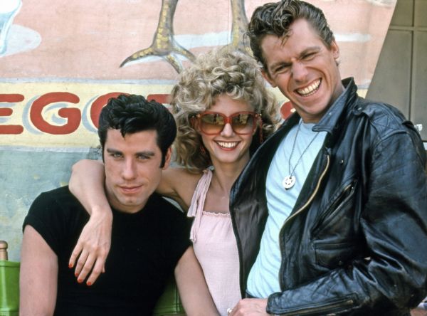 John Travolta, Olivia Newton-Johnová a Jeff Conaway (vpravo) v muzikálu Pomáda. John Travolta, Olivia Newton-Johnová a Jeff Conaway (vpravo) v muzikálu Pomáda.