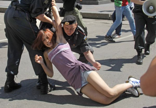 Demonstrace skončila zatýkáním. Demonstrace skončila zatýkáním.
