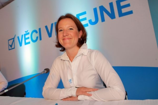 Předsedkyně poslaneckého klubu Karolína Peake na konferenci své strany. Předsedkyně poslaneckého klubu Karolína Peake na konferenci své strany.